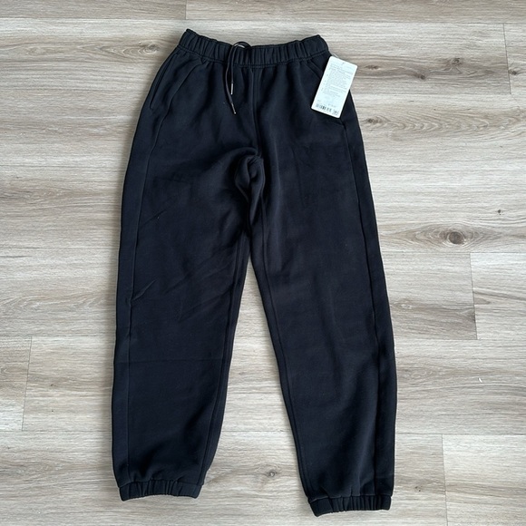 Lululemon Scuba Mid-Rise Oversized Jogger
Regular - Picture 7 of 12